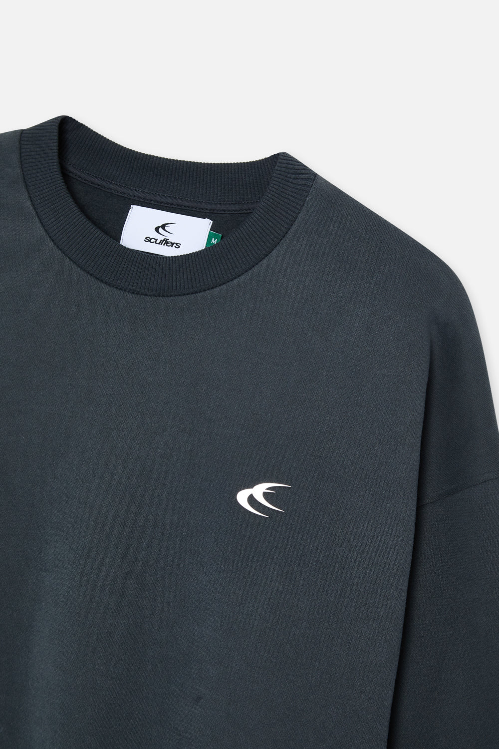 Sudadera de cuello redondo oscuro para uso diario