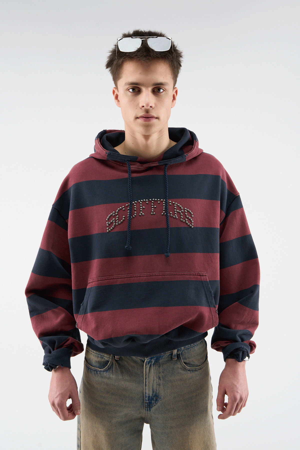 Sudadera oscura envejecida