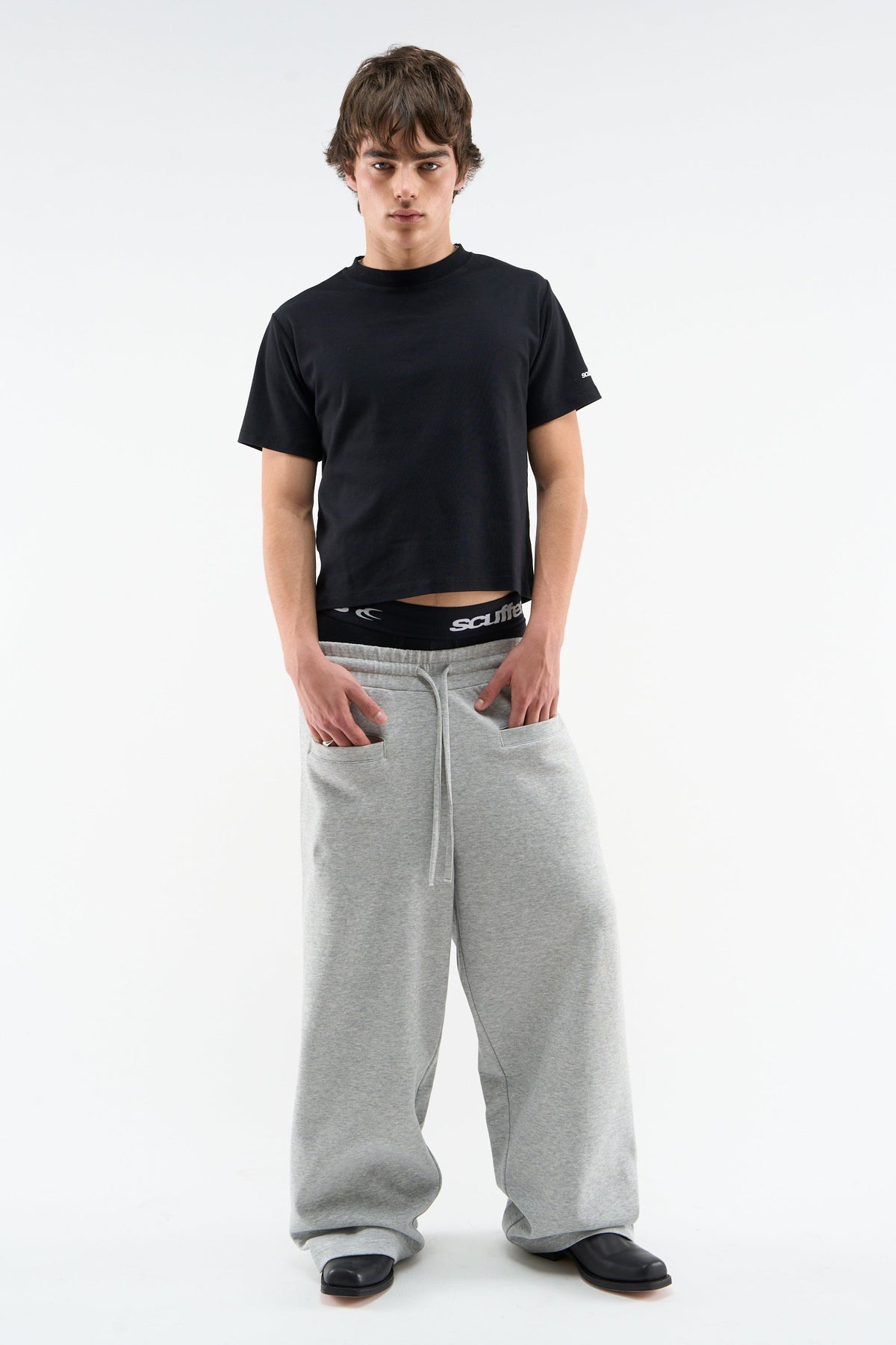 Pantalón gris entubado