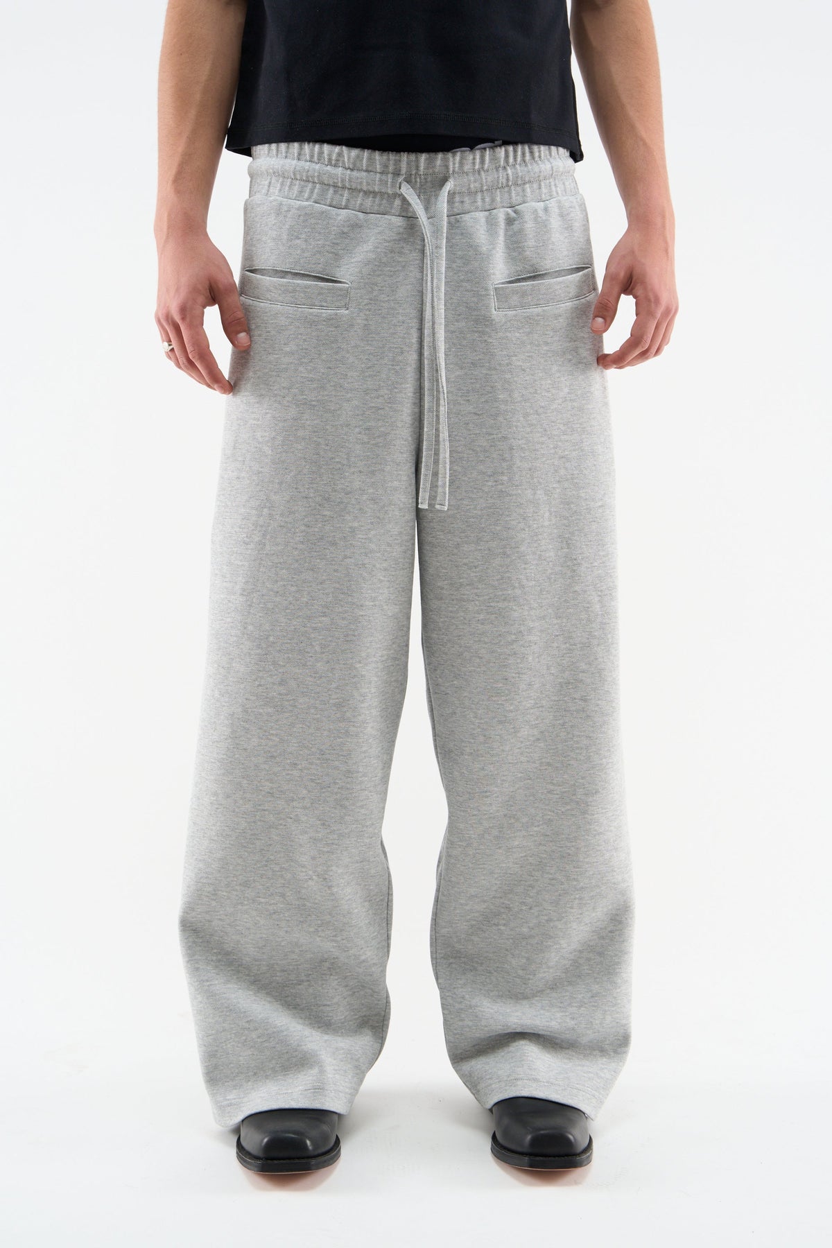 Pantalón gris entubado
