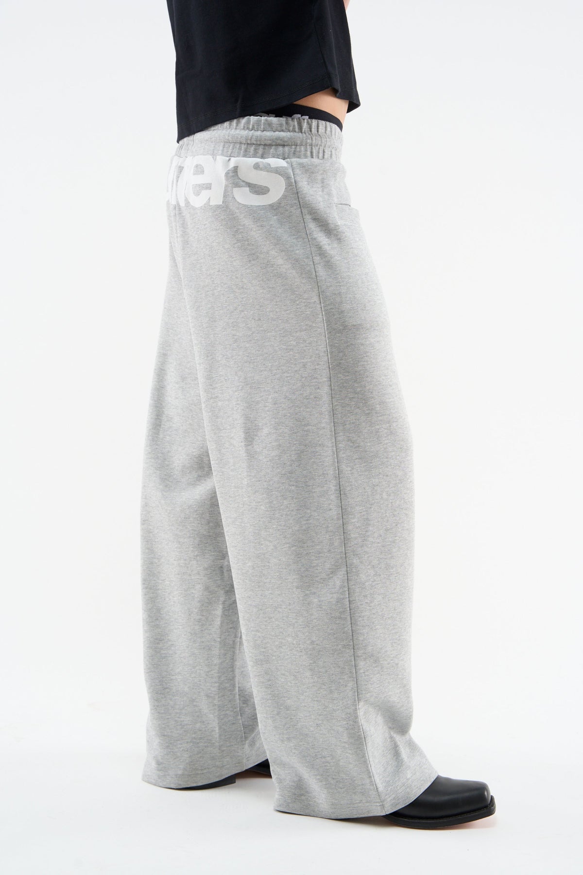 Pantalón gris entubado