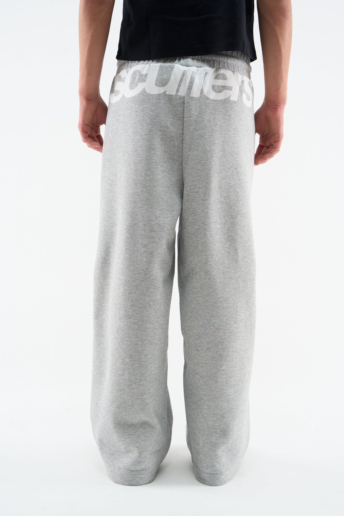 Pantalón gris entubado