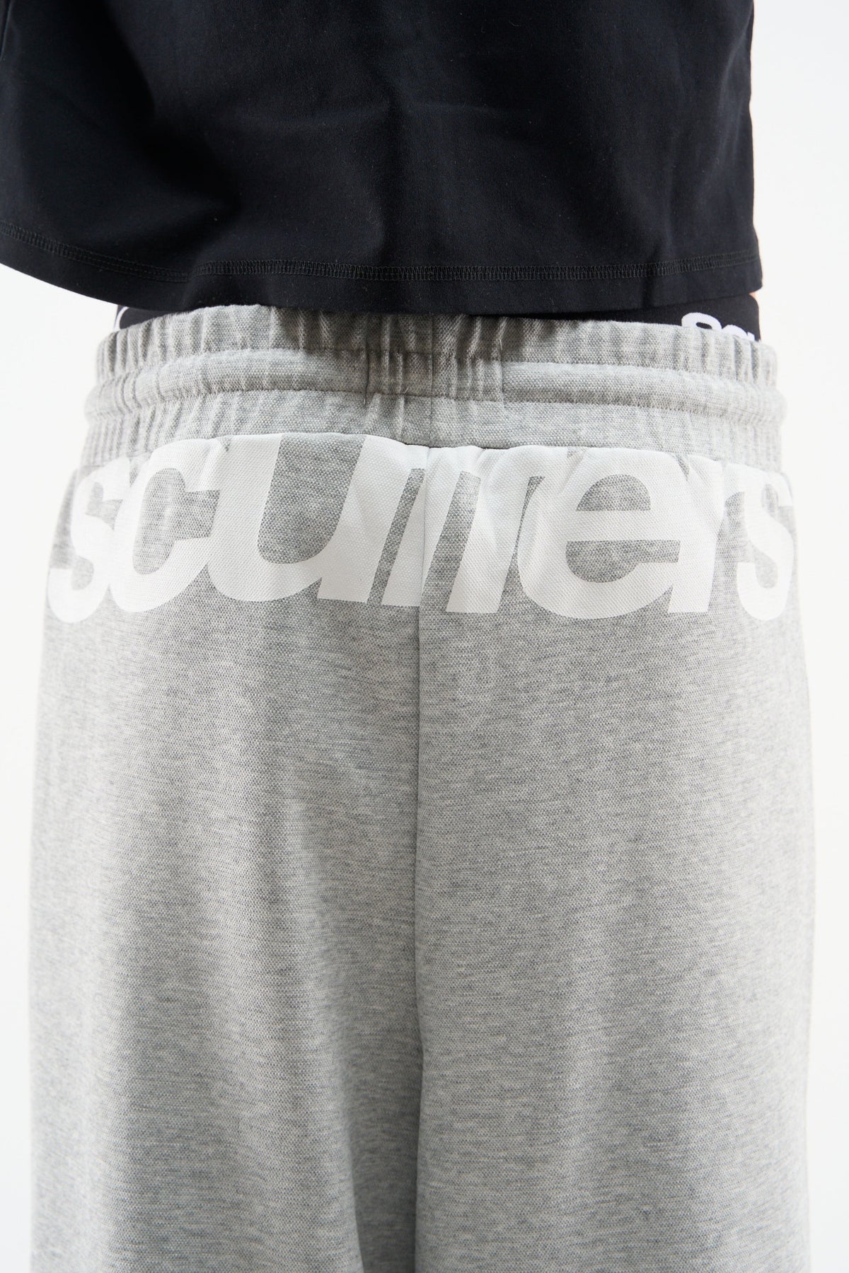 Pantalón gris entubado