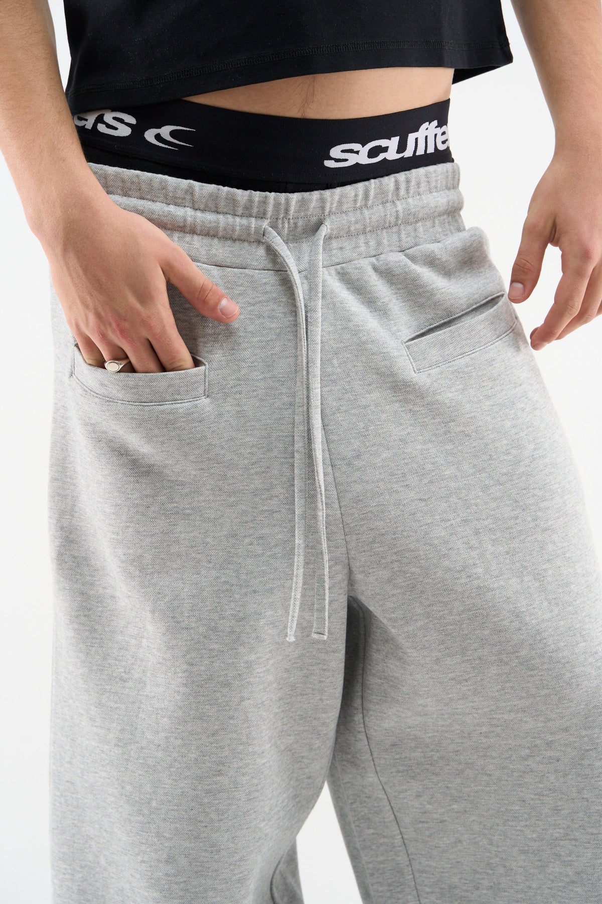 Pantalón gris entubado