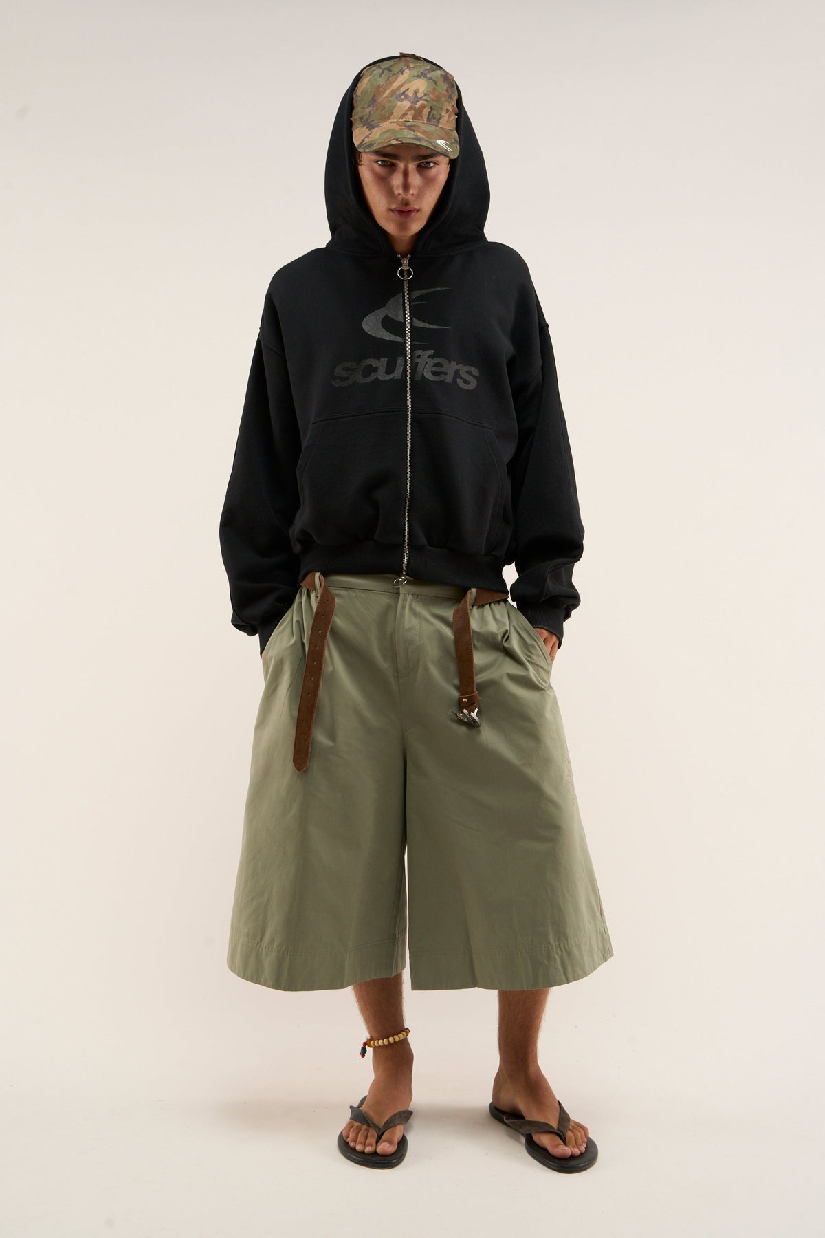 Sudadera con capucha y cremallera negra con el logo