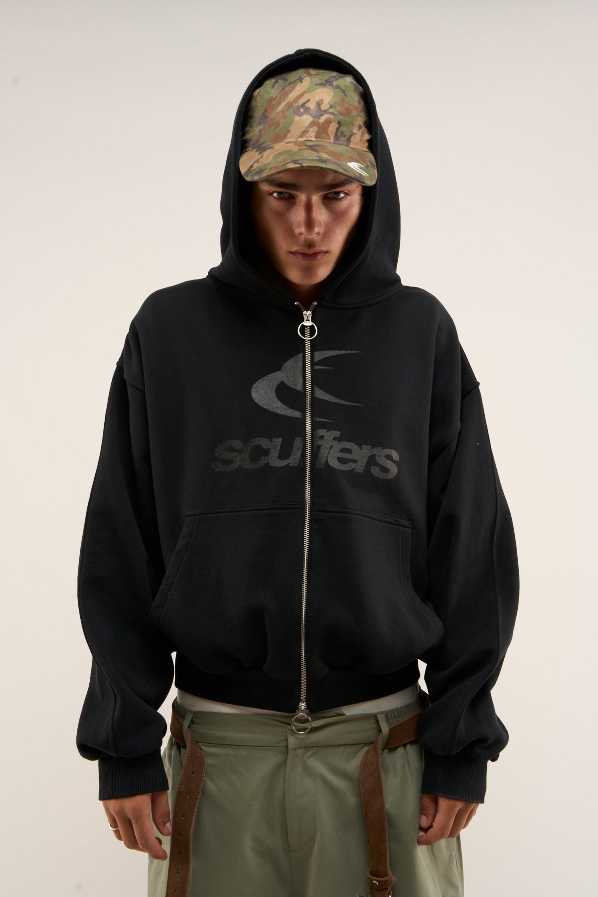 Sudadera con capucha y cremallera negra con el logo