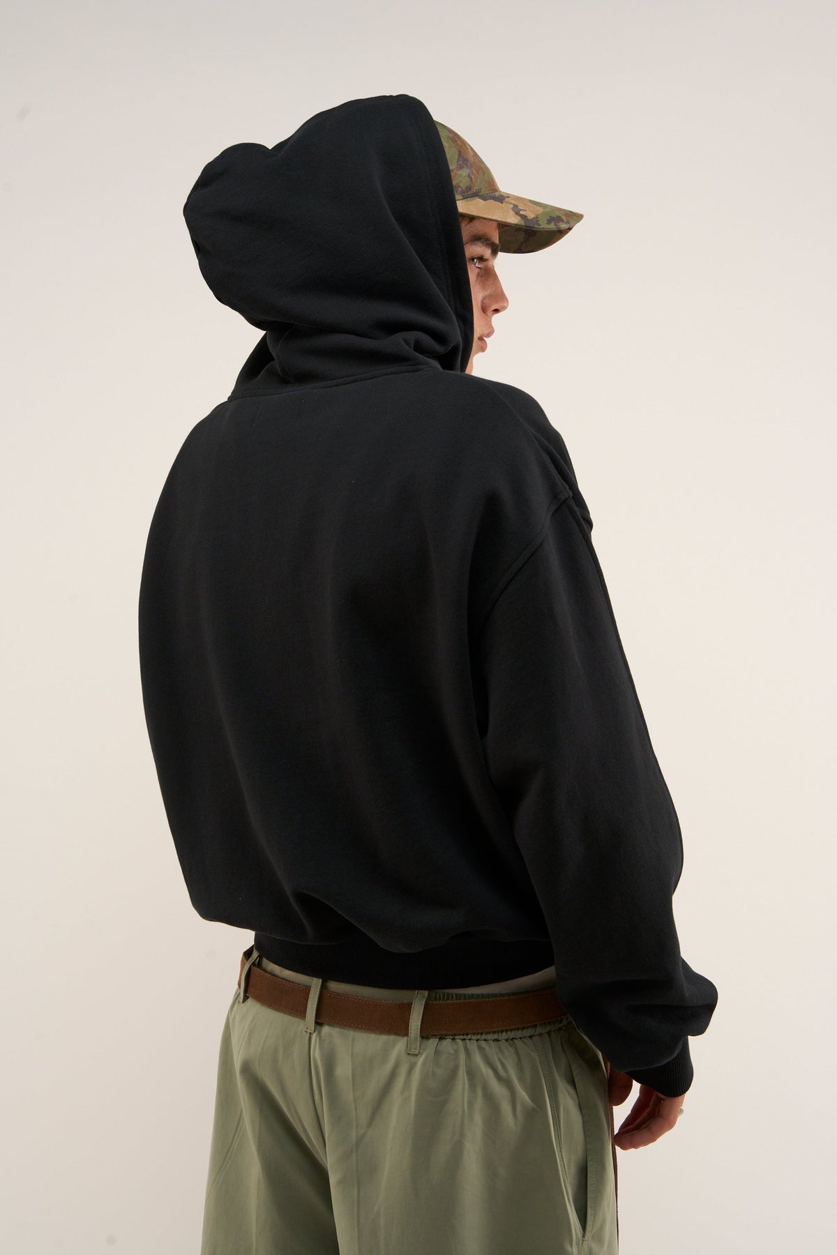 Sudadera con capucha y cremallera negra con el logo