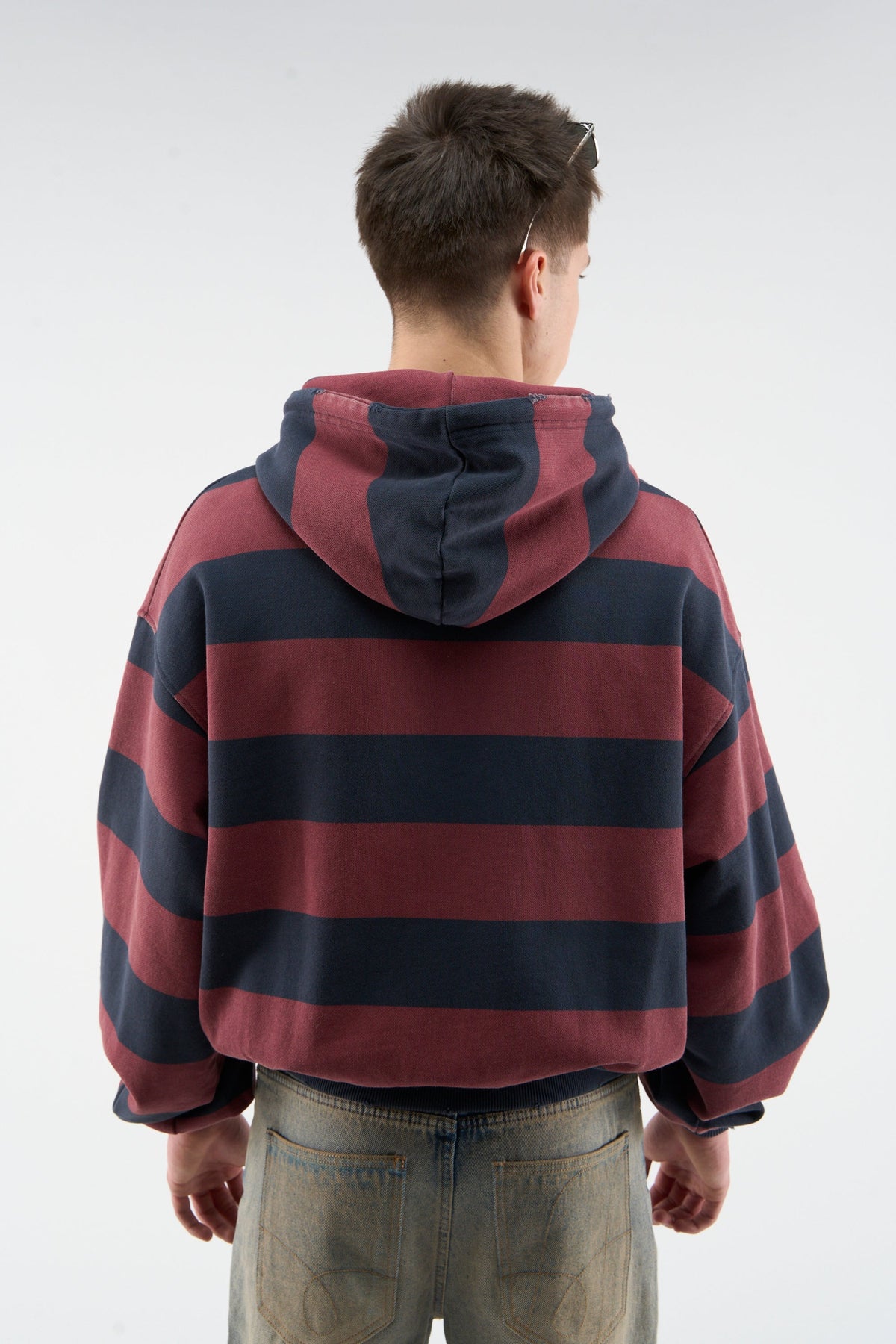 Sudadera oscura envejecida