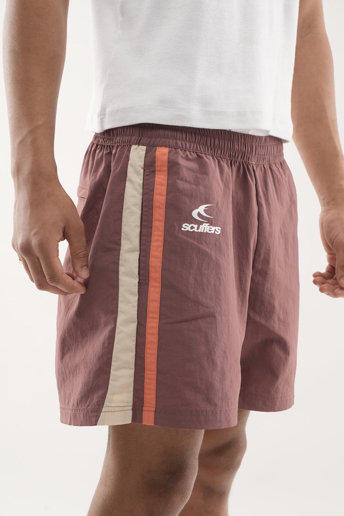 Pantalones cortos tech color borgoña