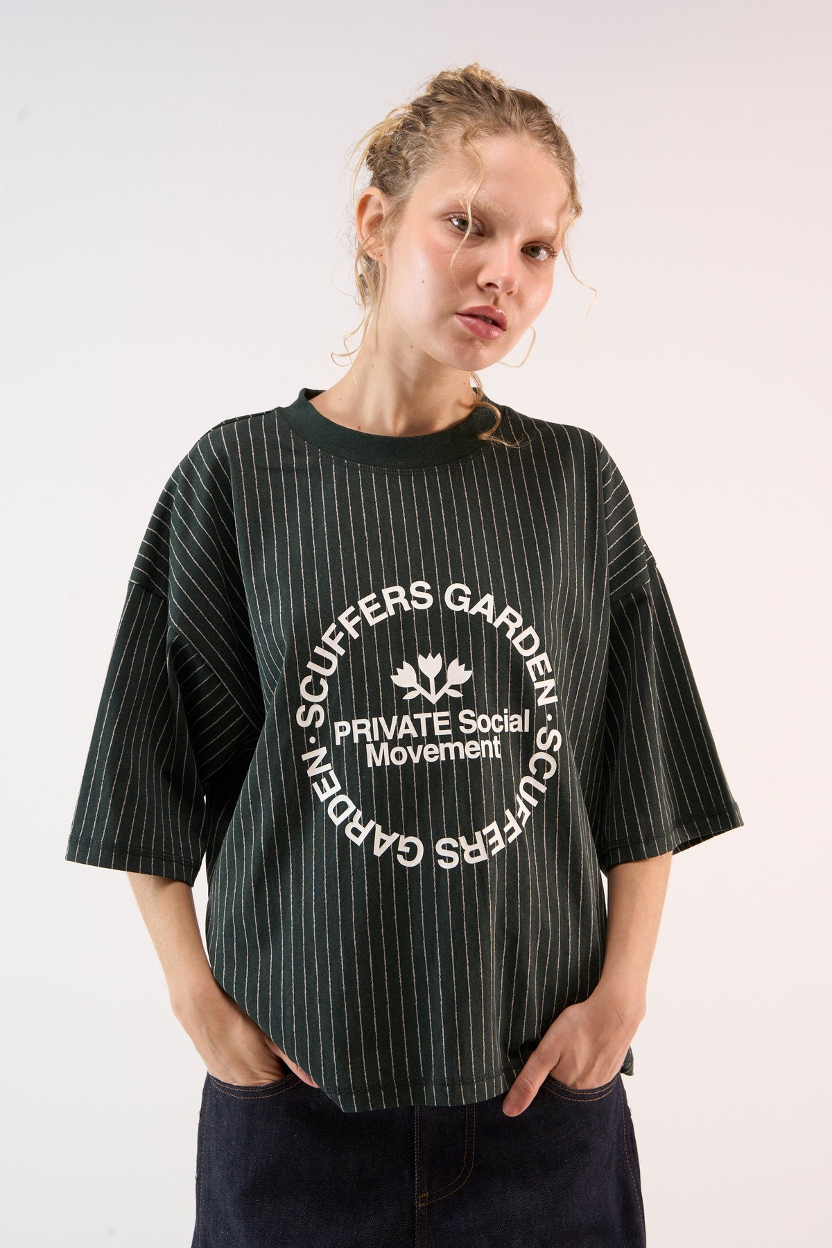 Camiseta verde a rayas diplomáticas