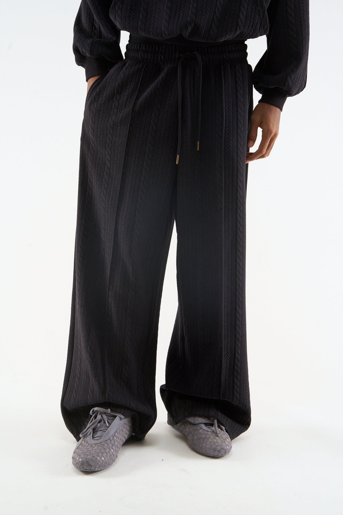 Pantalones Oscuros Bodega