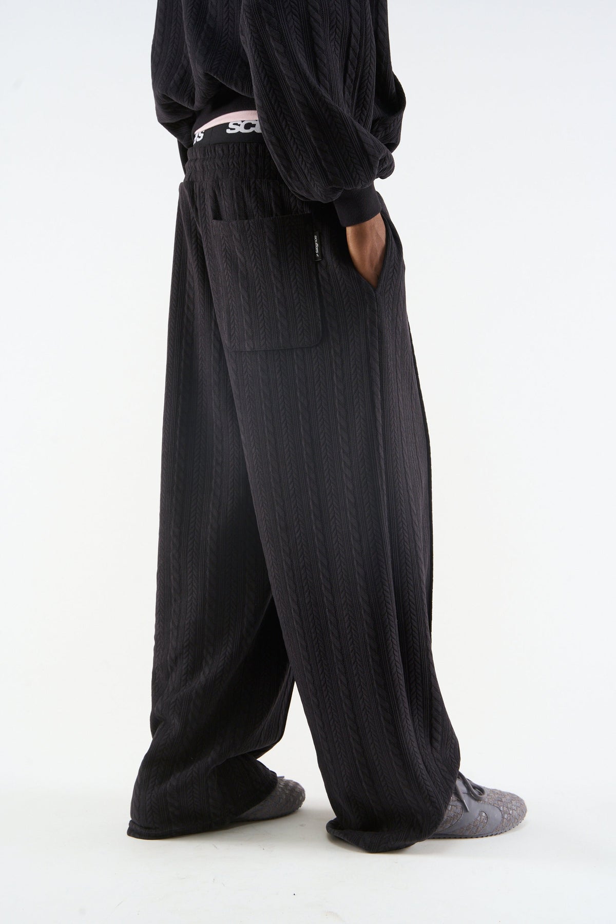 Pantalones Oscuros Bodega