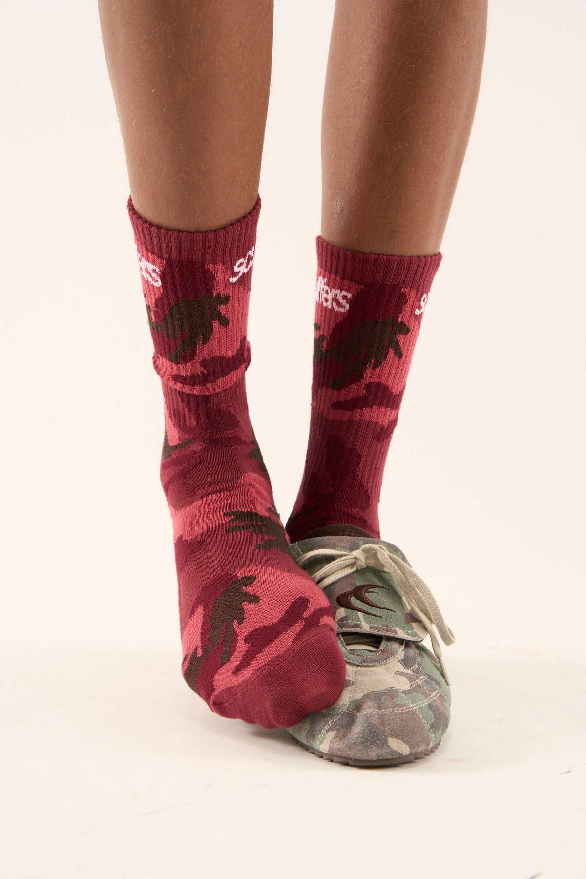 Calcetines color burdeos camuflados
