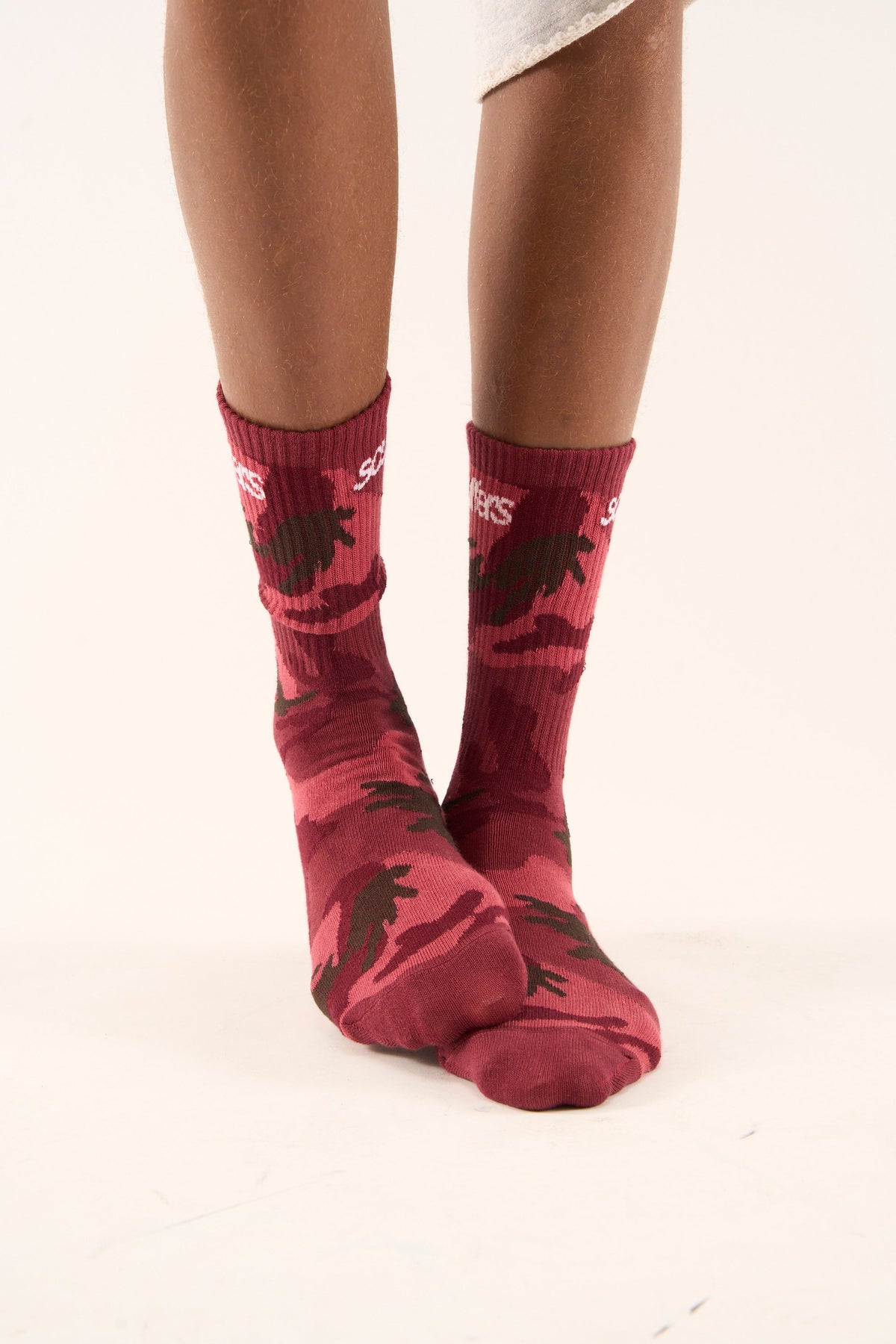 Calcetines color burdeos camuflados