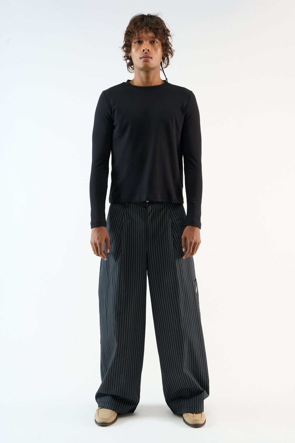 Pantalones negros a rayas diplomáticas