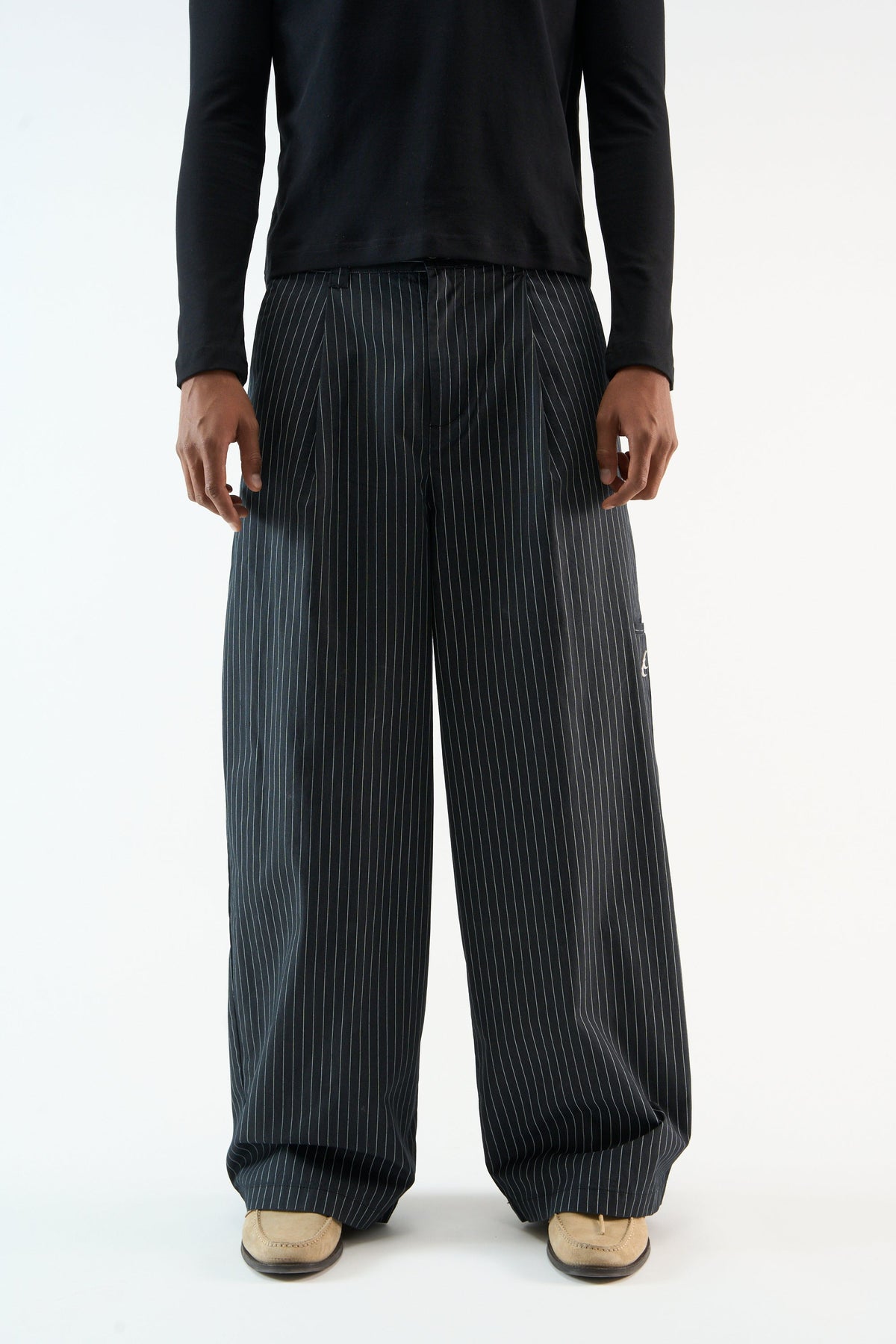 Pantalones negros a rayas diplomáticas