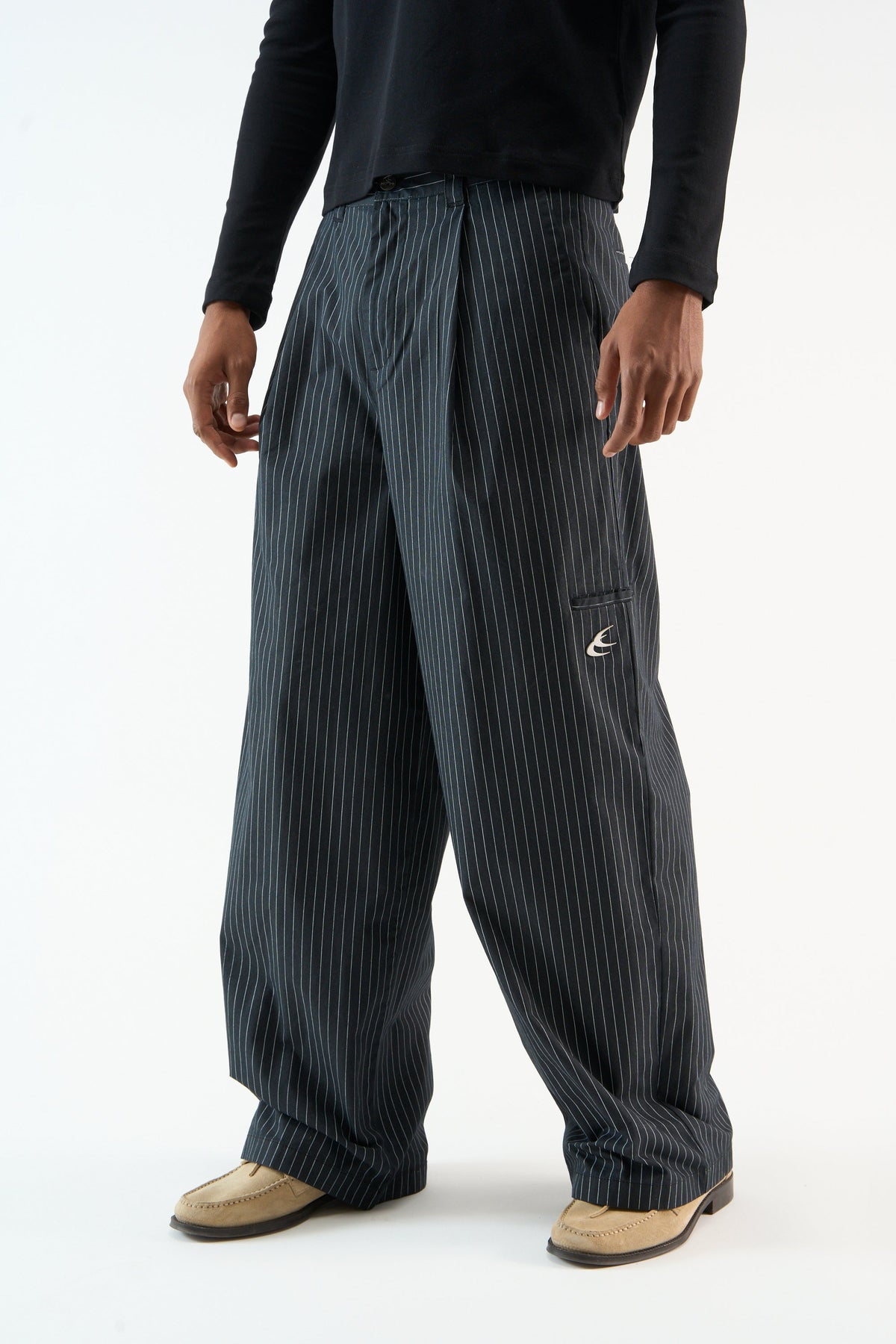 Pantalones negros a rayas diplomáticas
