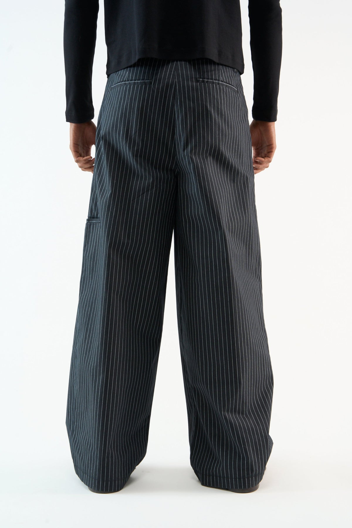 Pantalones negros a rayas diplomáticas