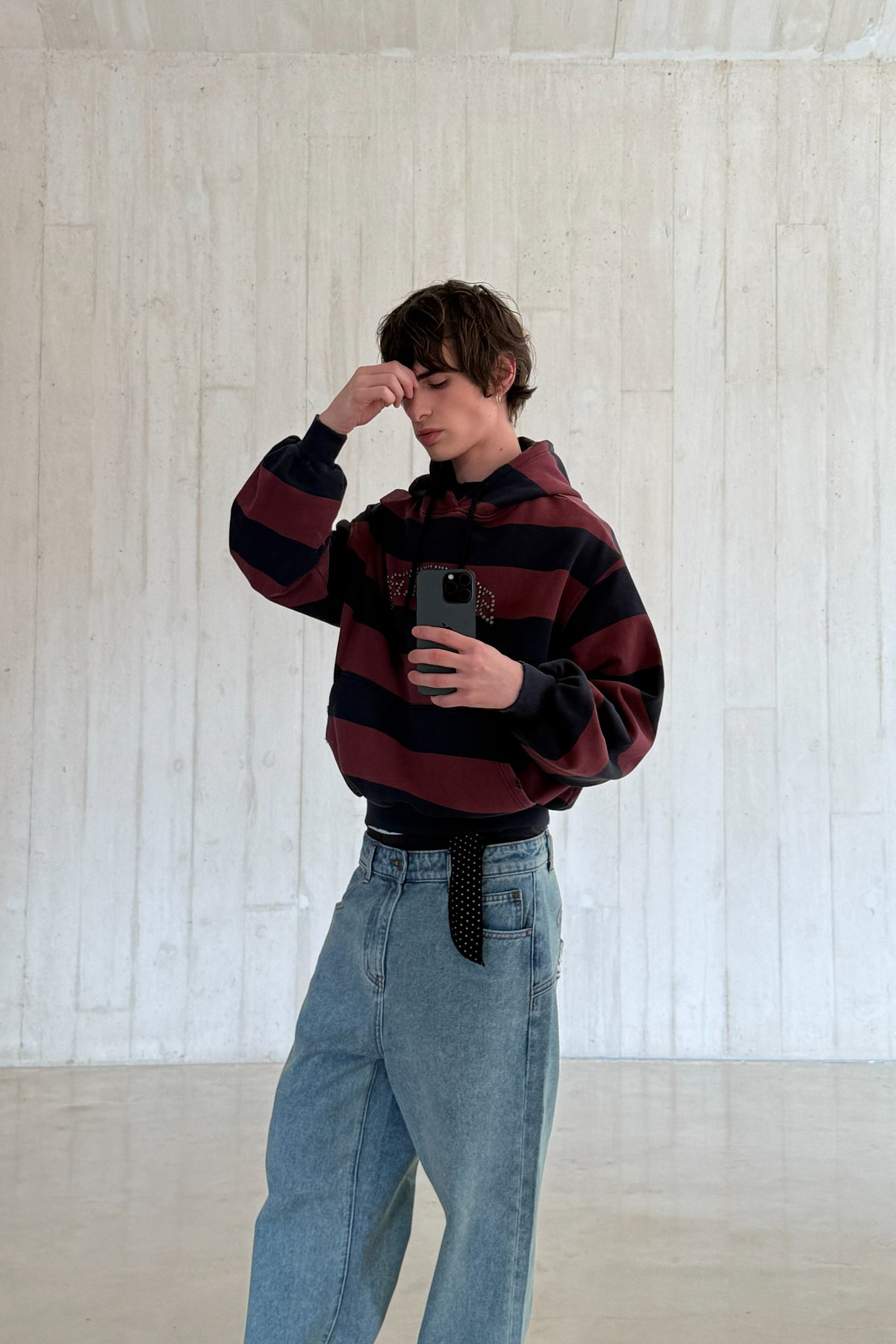 Sudadera oscura envejecida