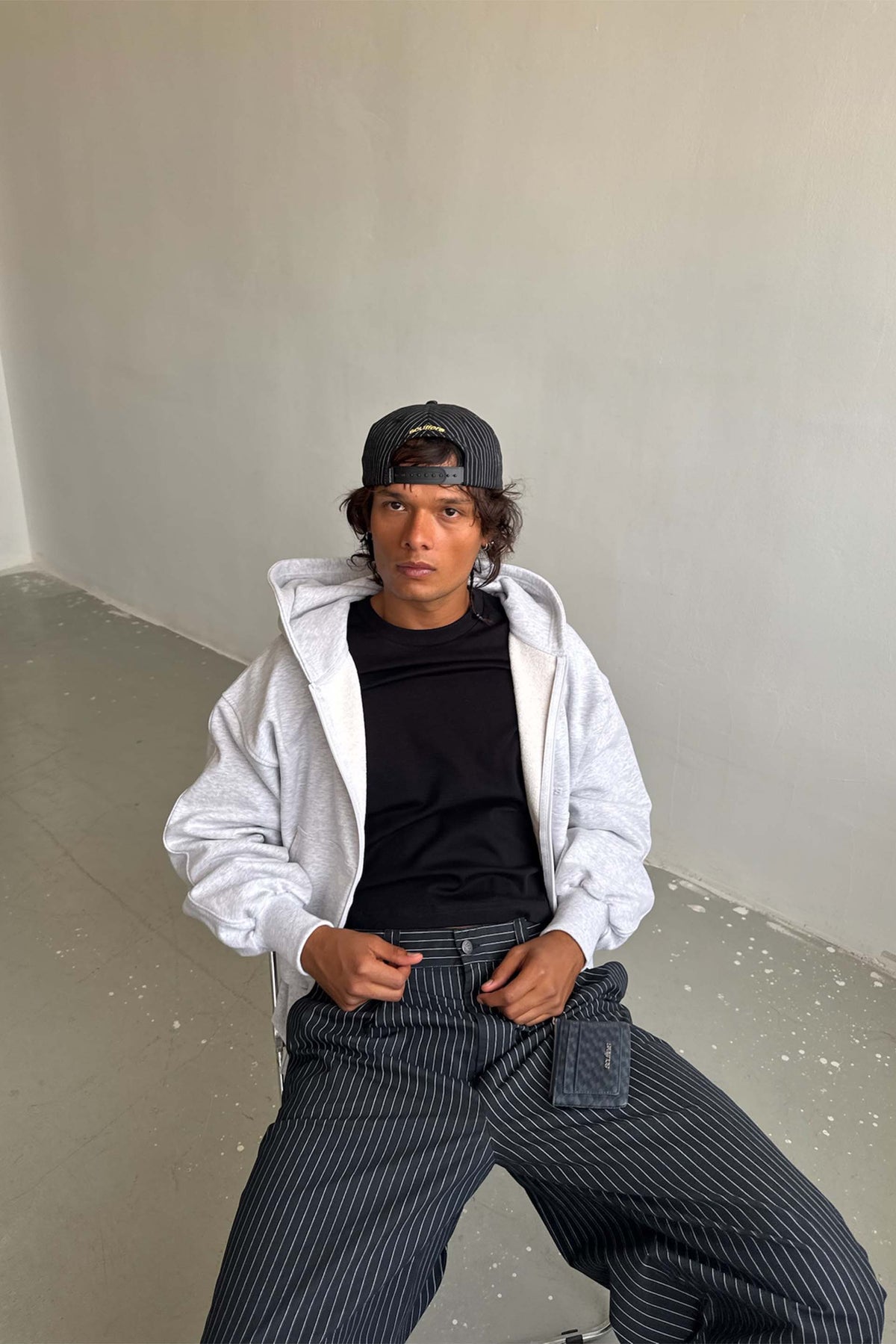 Pantalones negros a rayas diplomáticas