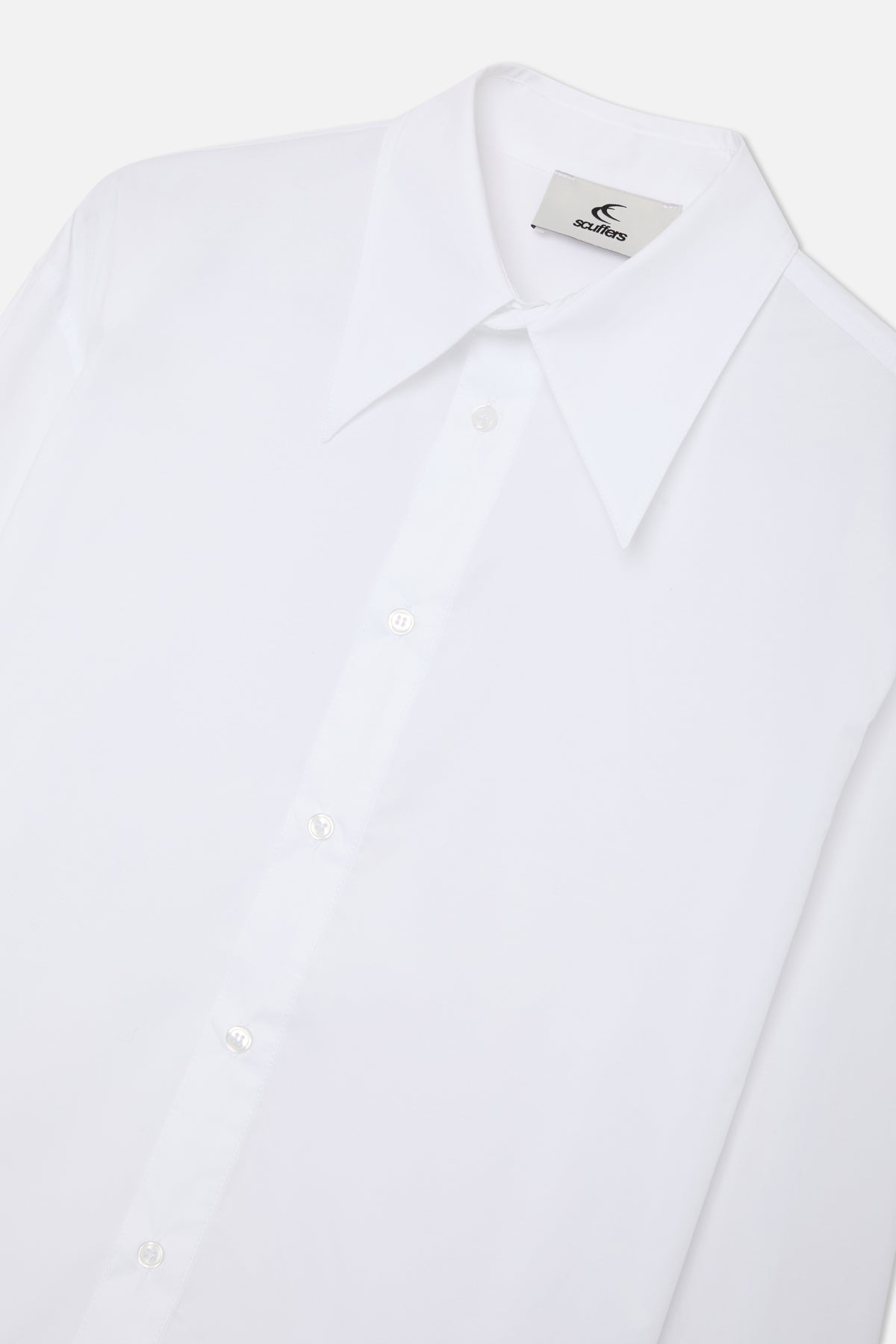 Camisa blanca de noche