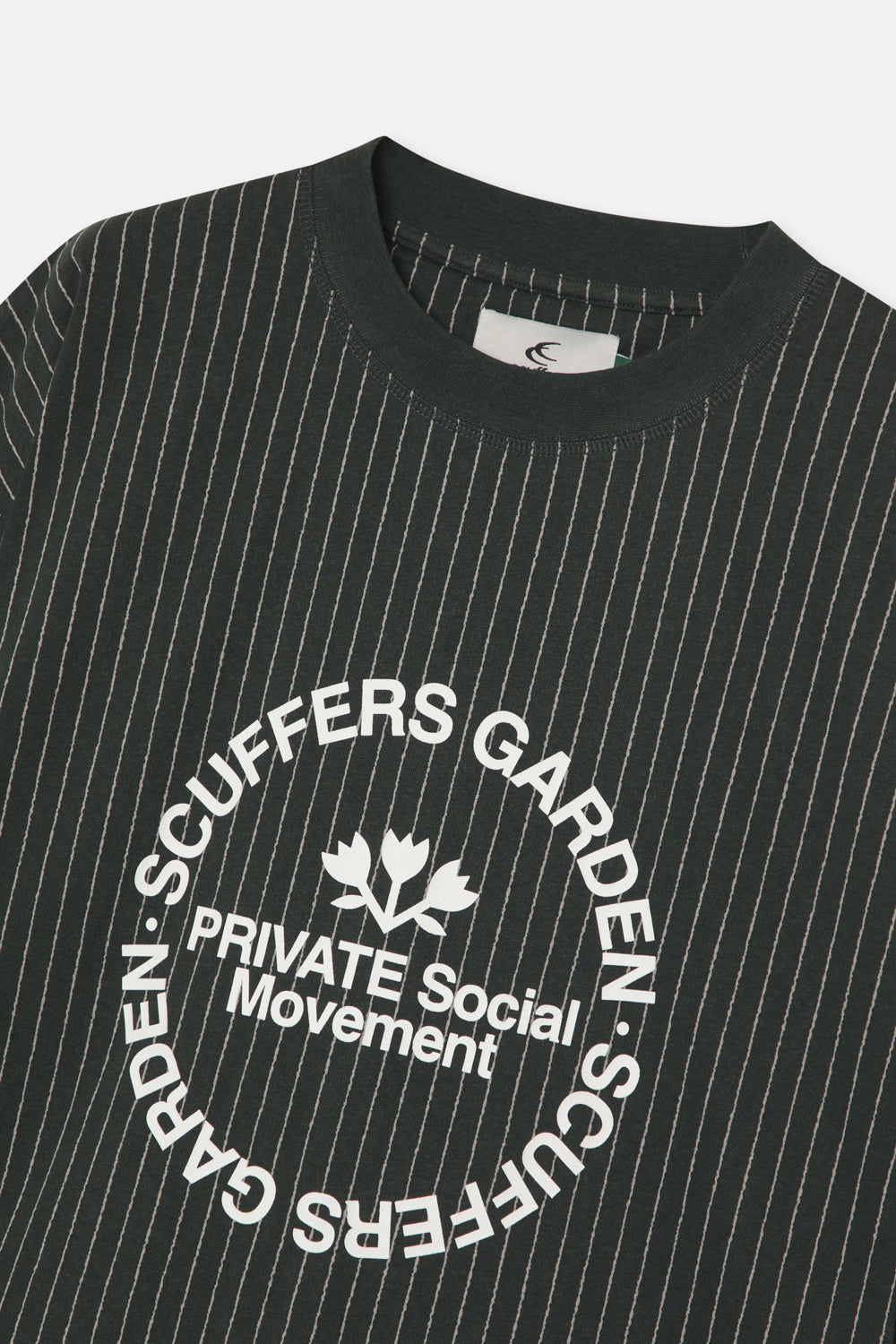 Camiseta verde a rayas diplomáticas