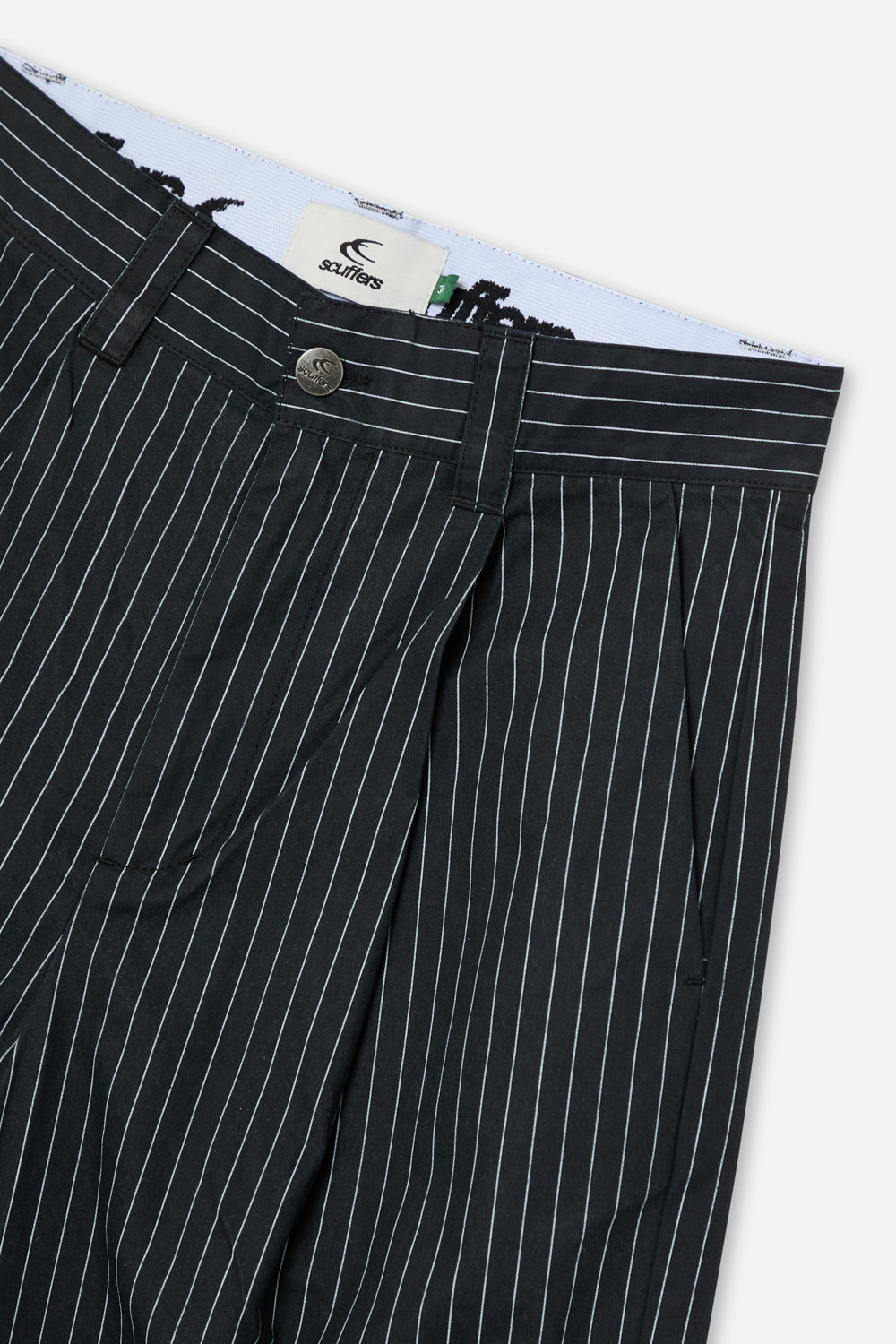 Pantalones negros a rayas diplomáticas
