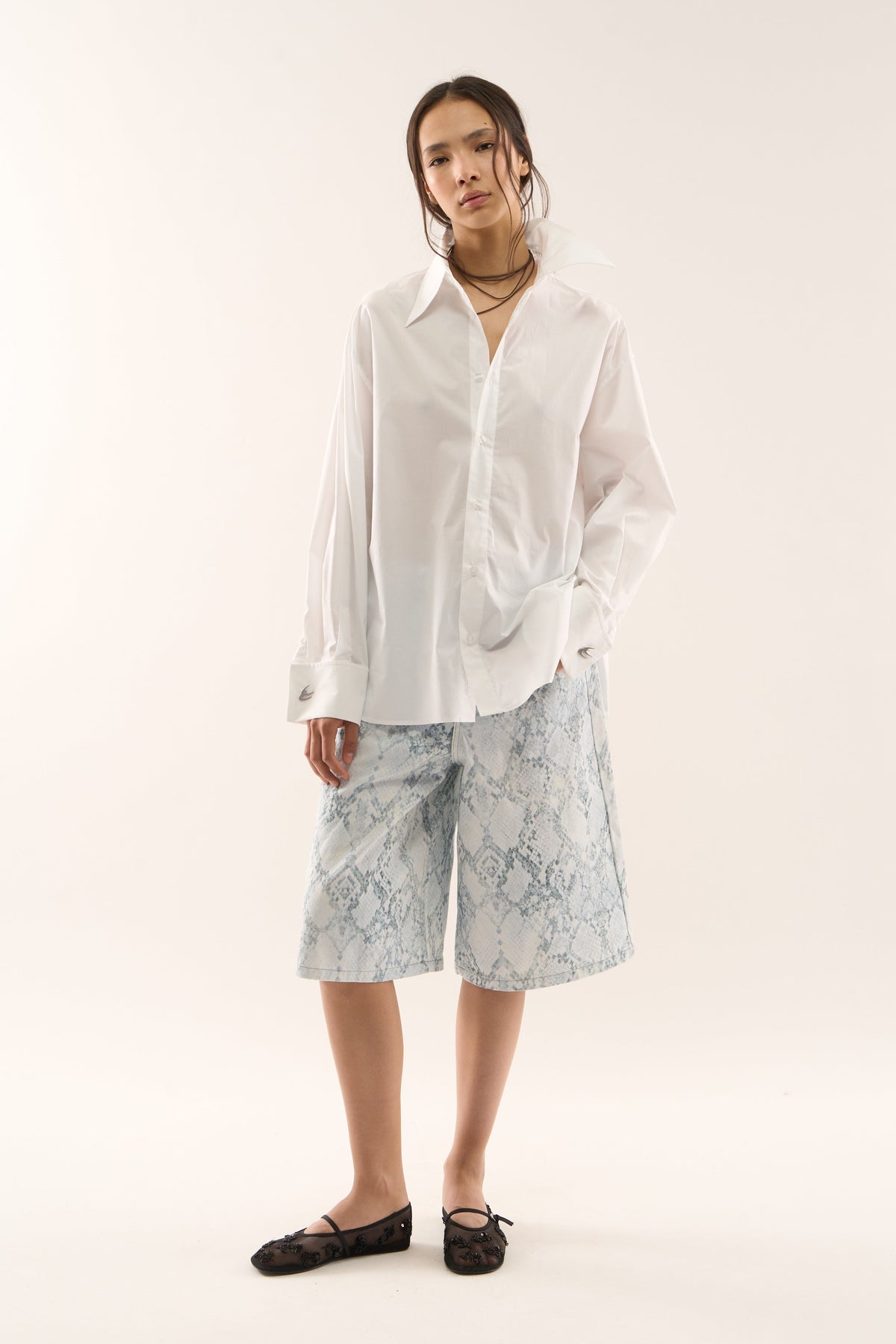 Camisa blanca de noche