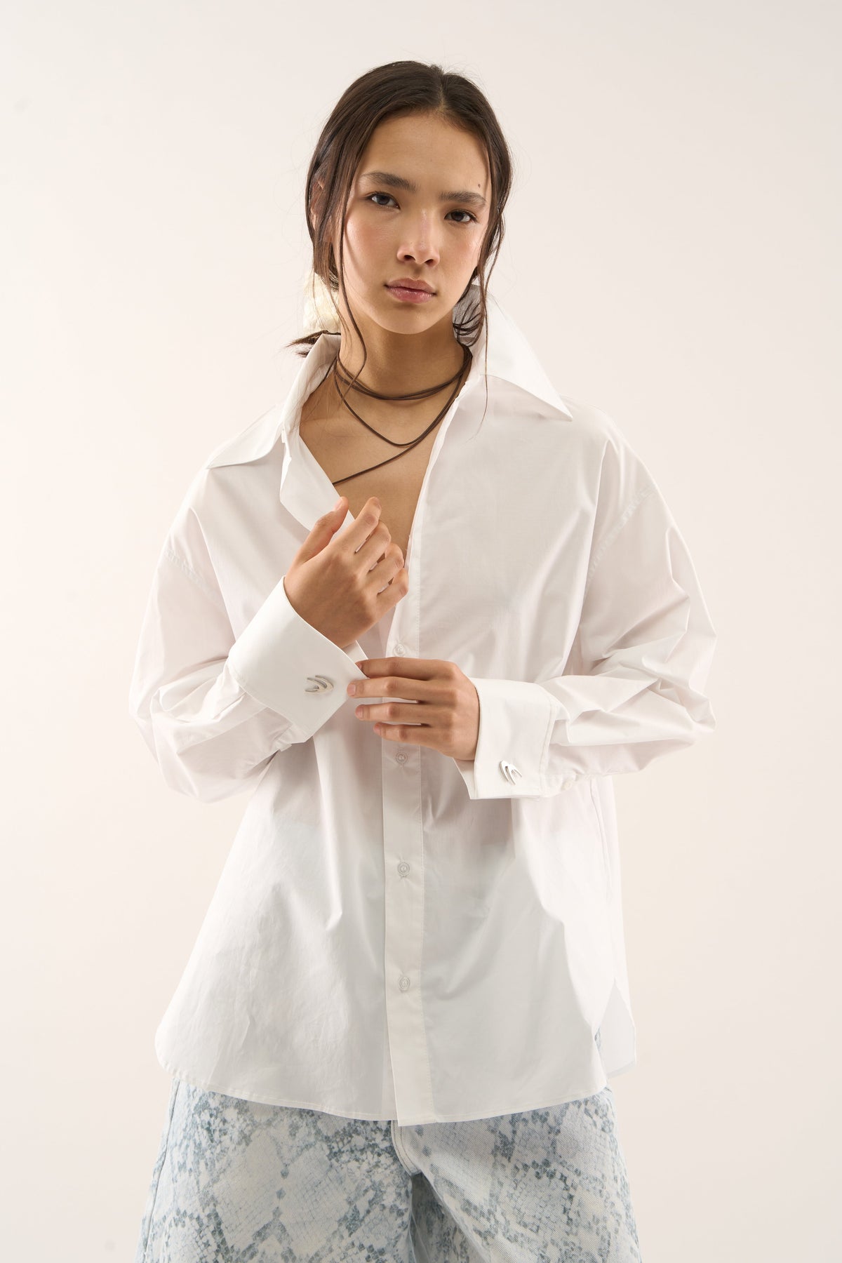 Camisa blanca de noche