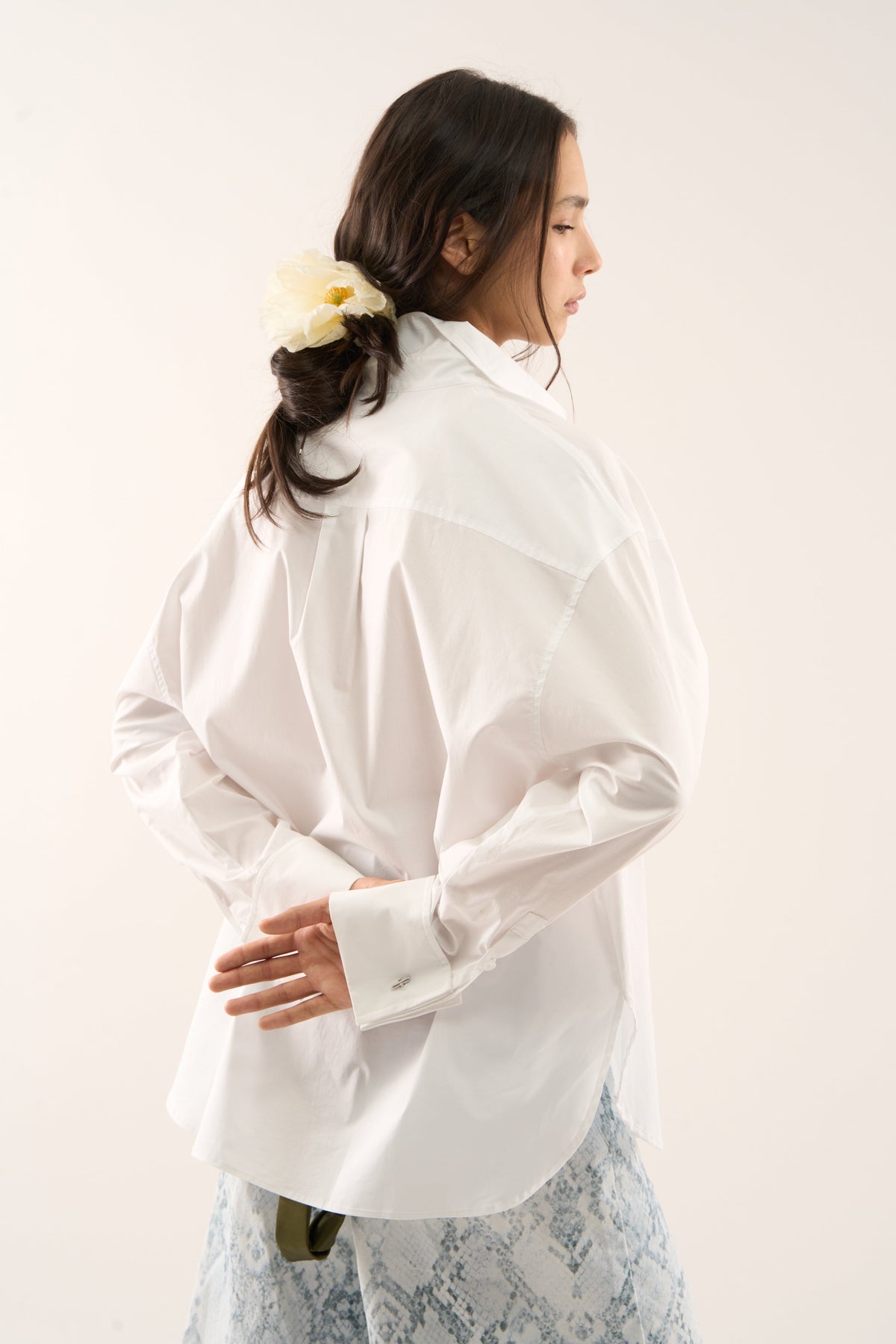 Camisa blanca de noche